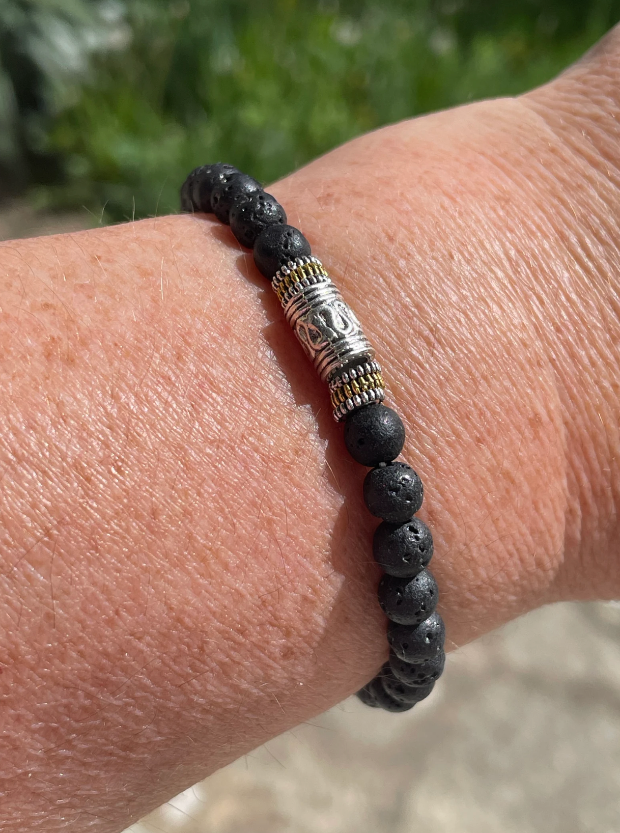 Bracelet traditionnel en pierres naturelles Pierre de Lave pour ancrage & régénération
