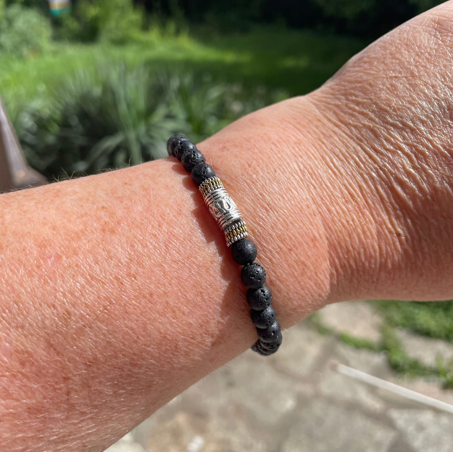 Bracelet traditionnel en pierres naturelles Pierre de Lave pour ancrage & régénération