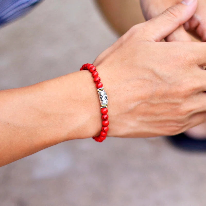 Bracelet en Turquoise rouge au poignet